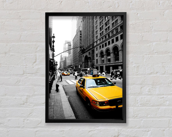 Gelbes Taxi in New York City auf B n W
