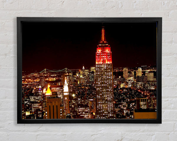 Rotes Oberteil des Empire State Buildings in New York 