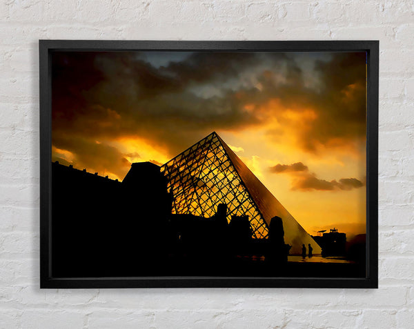 Pariser Louvre-Pyramide im ersten Licht