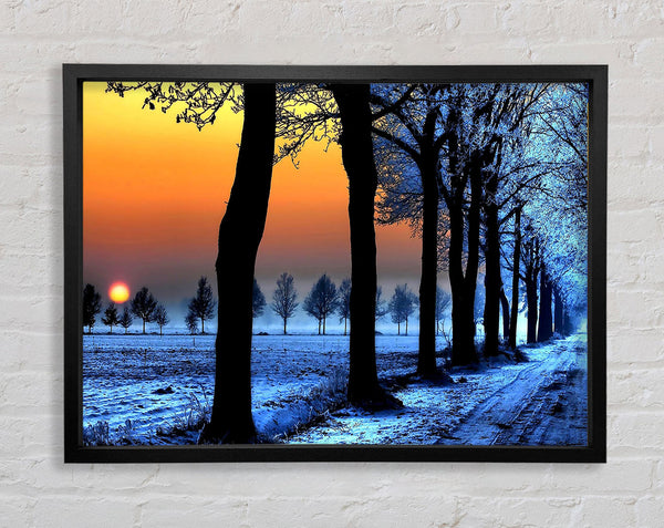 Winterlandschaft mit orangefarbenem Himmel