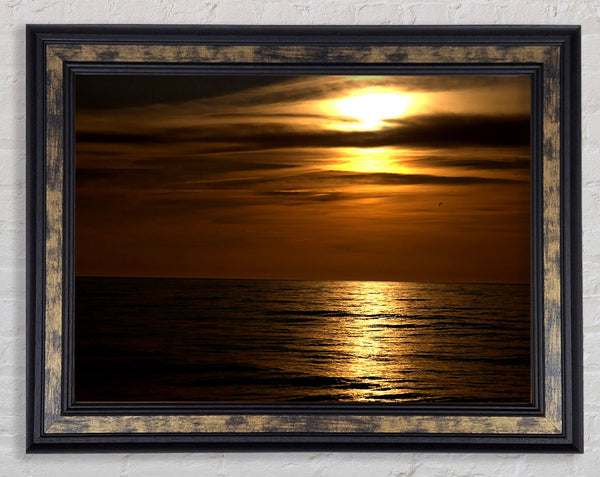 Dunkler Sonnenuntergangsstrand