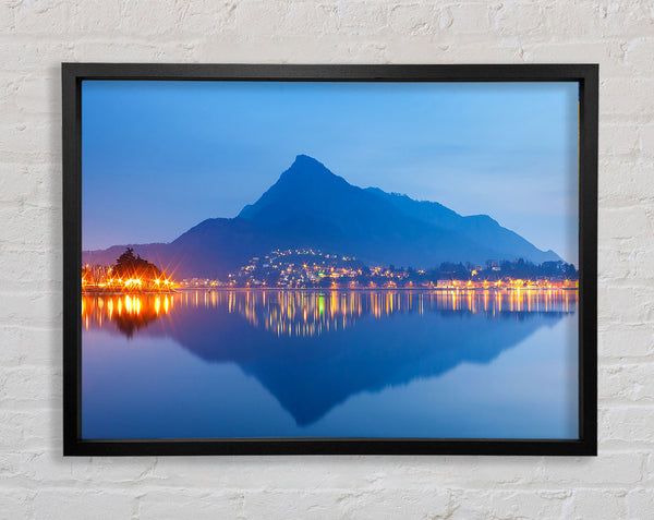 Der blaue Berg spiegelt sich im ruhigen Ozean