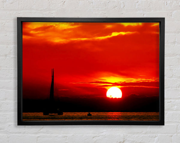 Segeln in den roten Sonnenuntergang