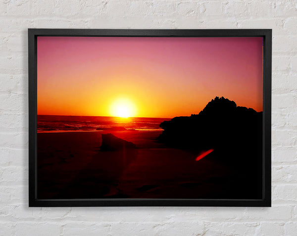 Rosa Sonnenuntergang Horizont über den Ozean Felsen