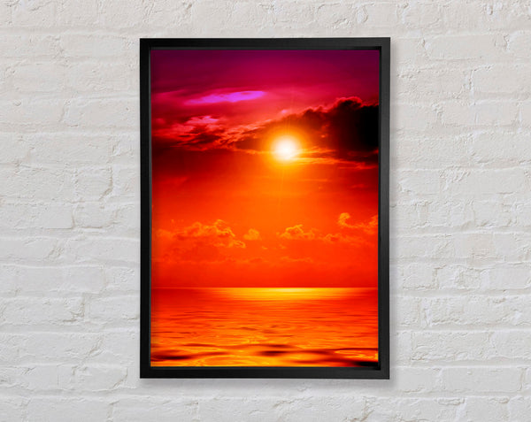 Orangefarbene Sonne brennt am Himmel
