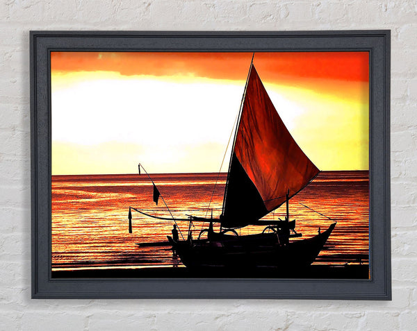Schönes Segelboot bei Sonnenuntergang