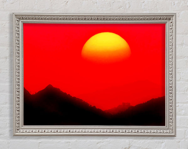Riesige Sonne über den Berggipfeln Rot
