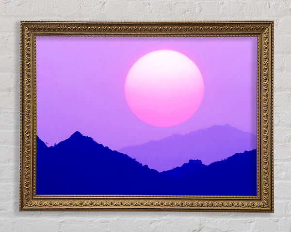Riesige Sonne über den Berggipfeln Lila
