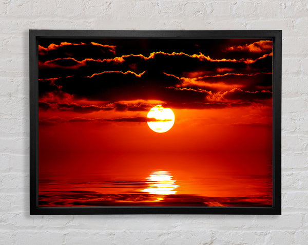 Orangefarbene Sonnenwolken über dem Ozean