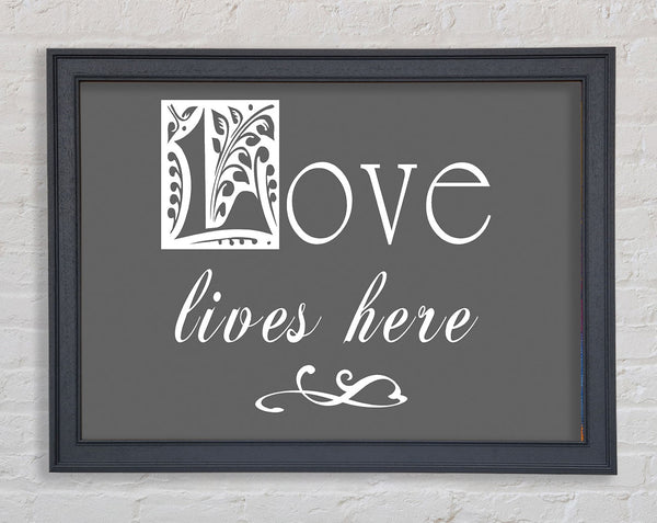 Liebeszitat „Love Lives Here“ in Grau