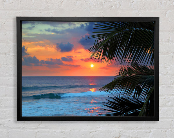 Atemberaubender Sonnenuntergang im blauen Meer