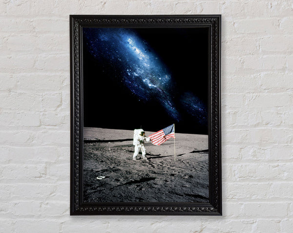 Astronaut und die amerikanische Flagge auf dem Mond