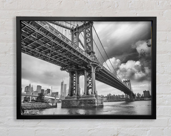 NYC schwarz und weiß Brücke unter Wolken