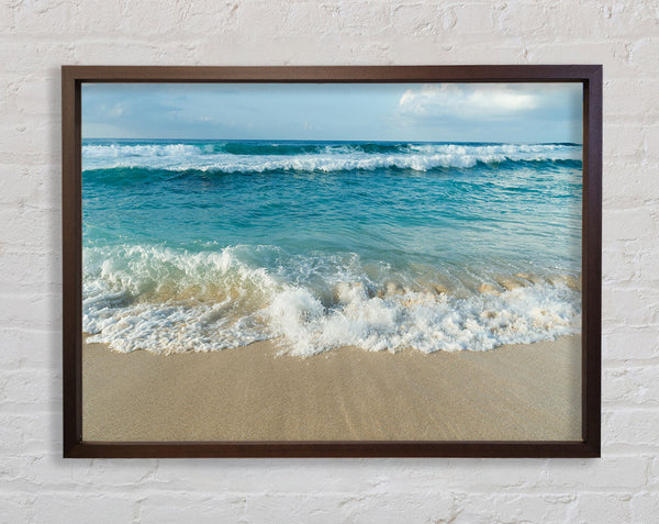 Tosende Wellen am Sandstrand