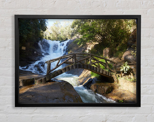 Rustikale Brücke bei einem Wasserfall