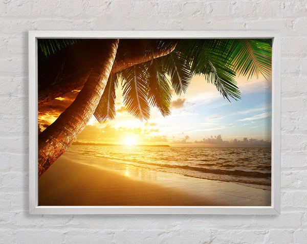 Niedriger Sonnenuntergang am Strand