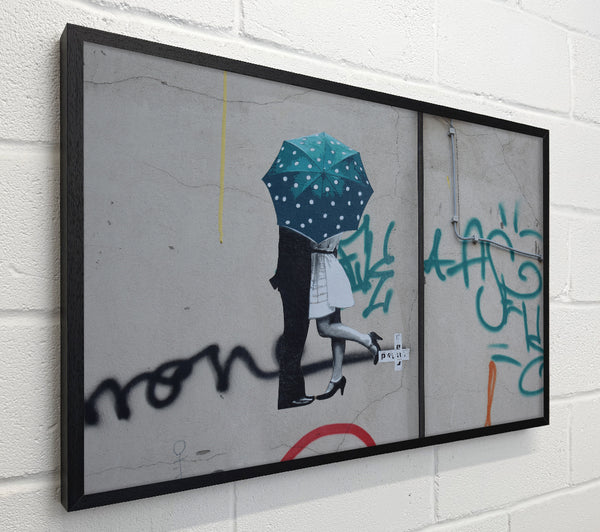 Kissing under the umbrella graffiti