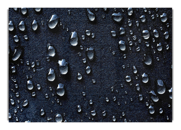 Wassertropfen auf dunklem Hintergrund