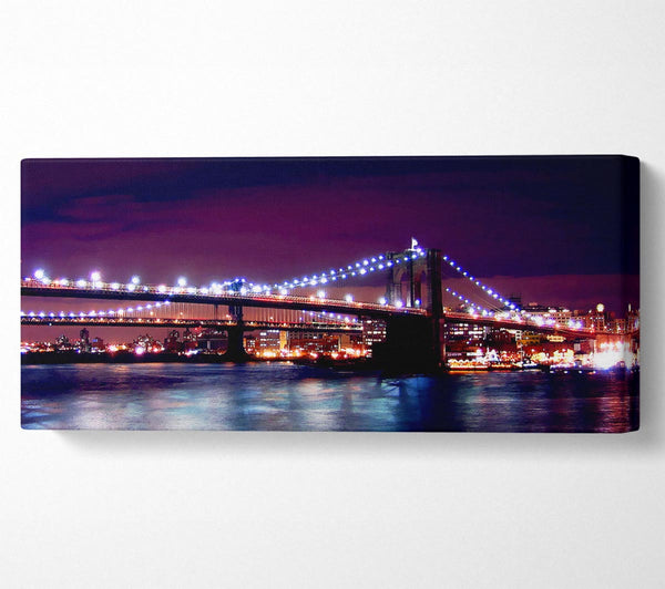 Lichter der Brooklyn Bridge am Wasser