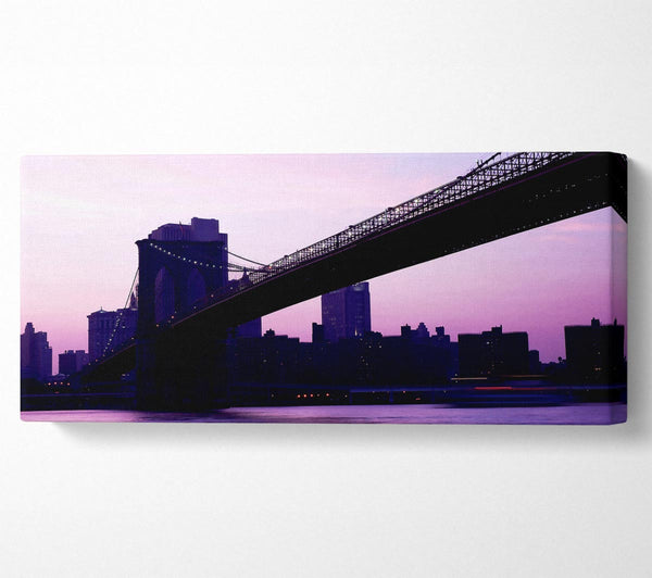 Lila Farbton der Brooklyn Bridge
