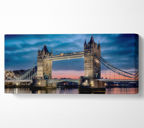 Londoner Tower Bridge in der Abenddämmerung