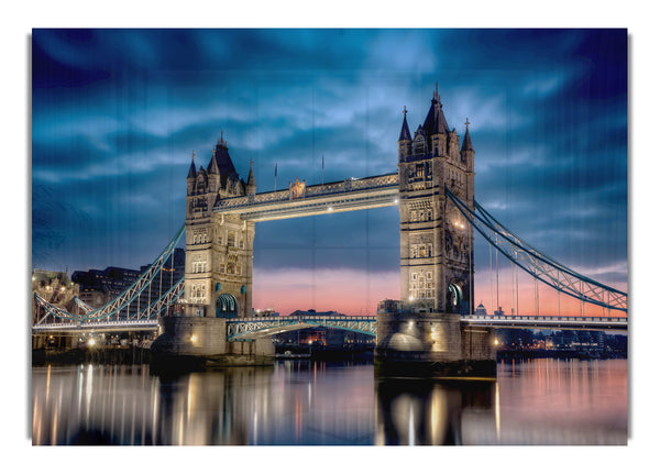 Londoner Tower Bridge in der Abenddämmerung