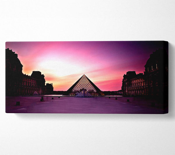 Louvre-Museum bei Sonnenuntergang