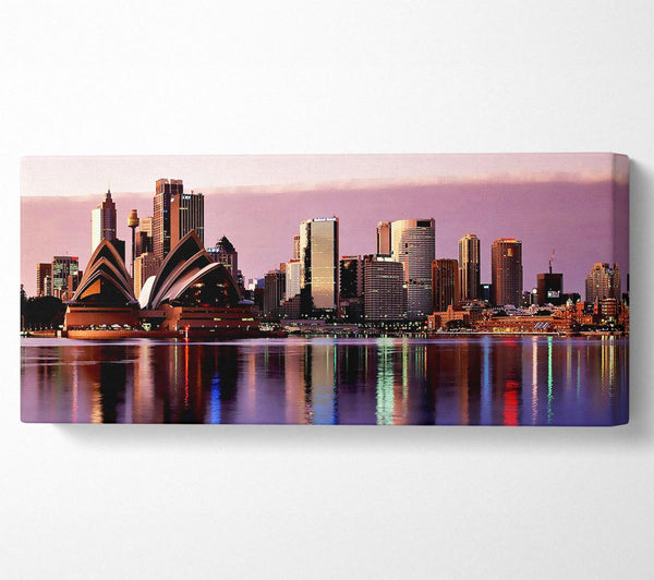 Atemberaubende rosafarbene Spiegelungen im Sydney Harbour Opera House
