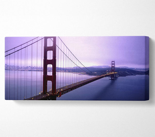 Violette Stunde und Nebel umgeben das Golden Gate