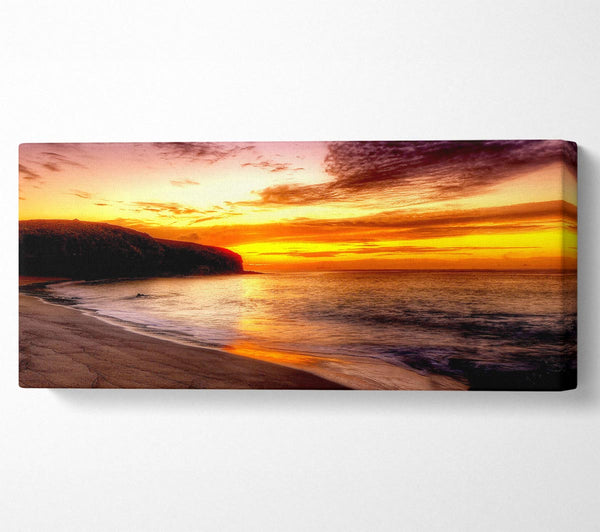 Atemberaubender Ozeanstrand bei Sonnenuntergang