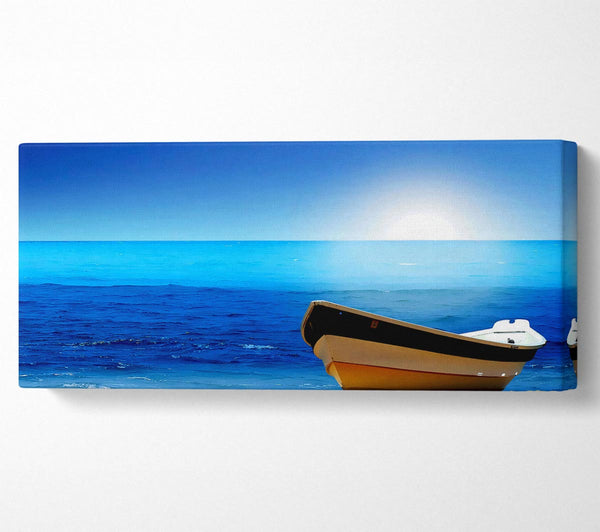 Segelboot an der Küste des kristallklaren Ozeans