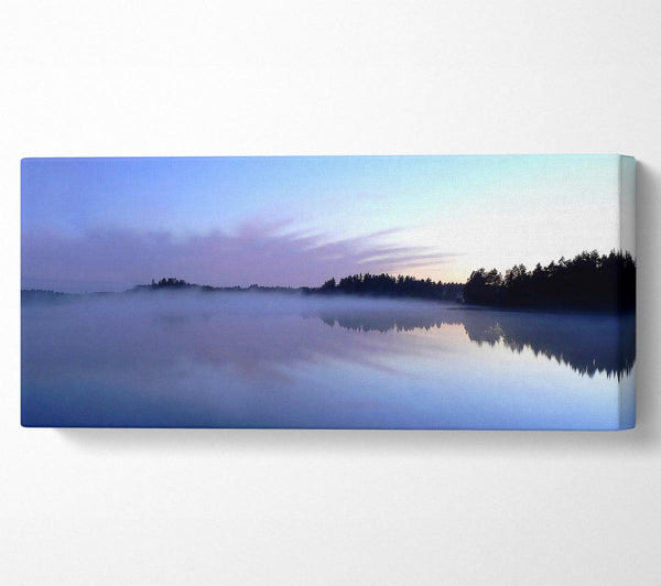Ruhiger blauer Morgensee