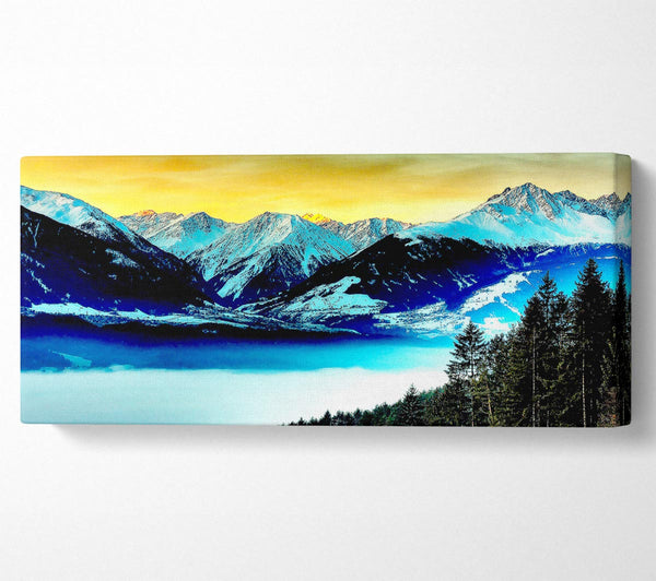 Schneebedeckte Berge und nebelverhangenes Tal