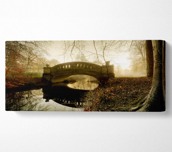 Die neblige Herbstbrücke