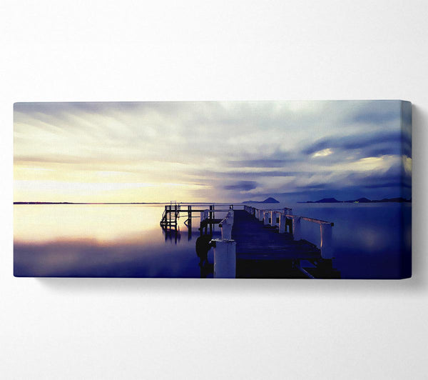 Atemberaubender Sonnenaufgang am Flussanleger