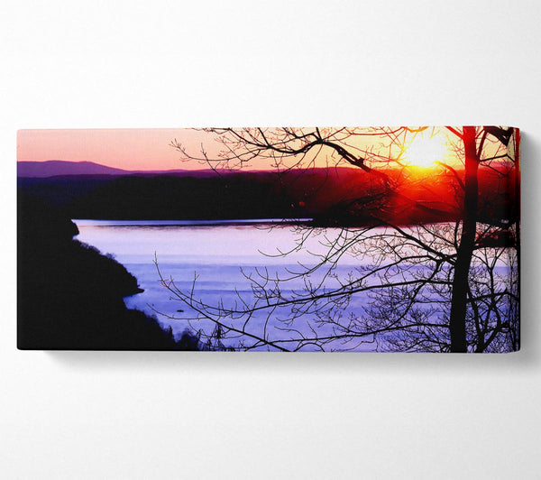 Strahlend rote Sonne über dem Wintersee