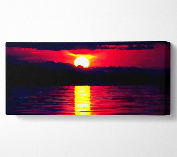 Sonne brennt über dem roten Ozeanhimmel