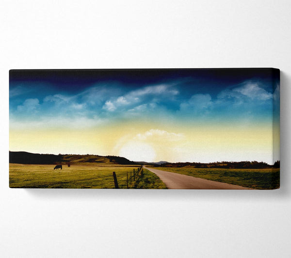 Atemberaubender Himmel über Landstraßen