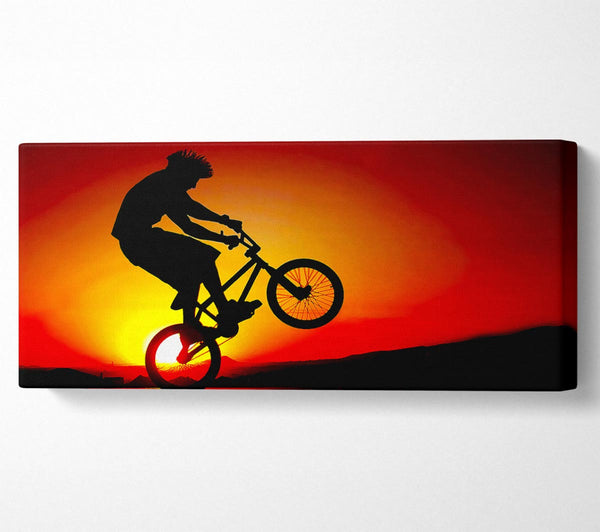 BMX-Back-Wheelie im roten Sonnenlicht
