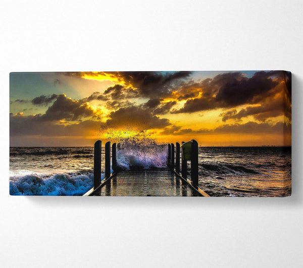 Wellen brechen sich bei Sonnenuntergang am Pier