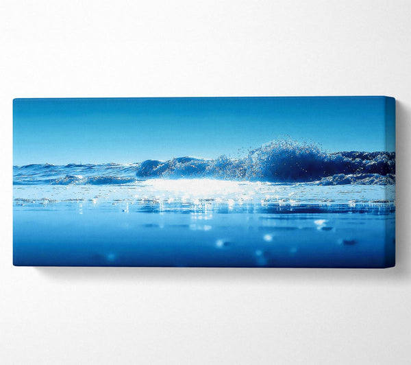 Funkelnde blaue Meereswelle