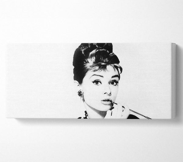 Audrey Hepburn Zigarettenpose Weiß