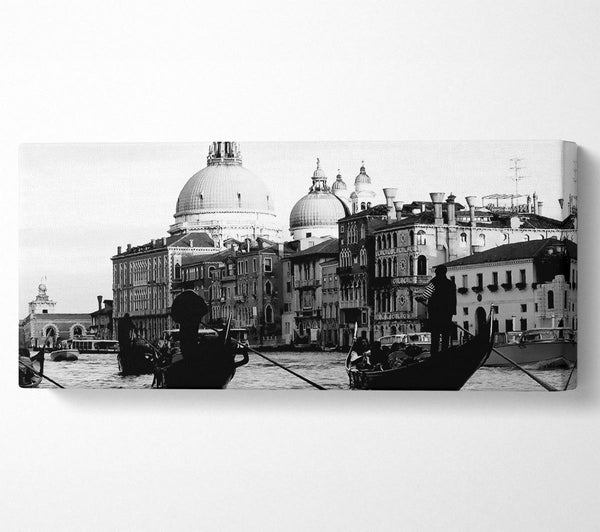 Gondeln in Venedig B und W