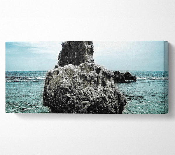 Großer Felsen am Strand von Denia, Spanien