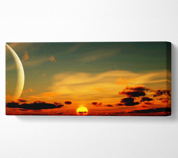 Schöner Sonnenuntergang Mond