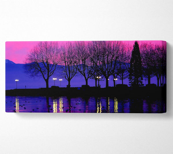 Surrealer rosa Himmel über dem Purple Lake