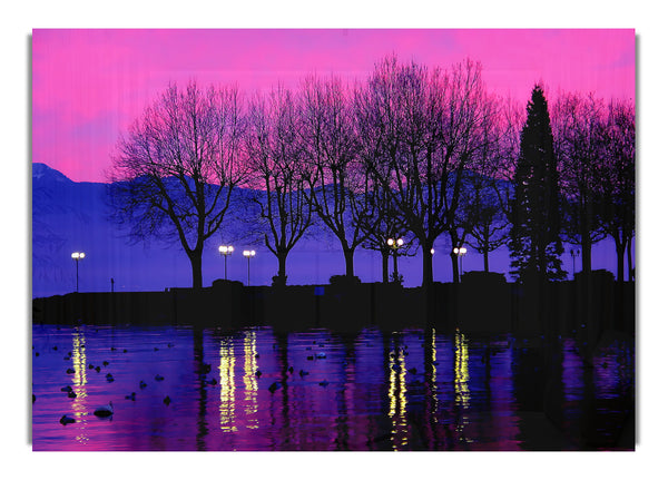 Surrealer rosa Himmel über dem Purple Lake