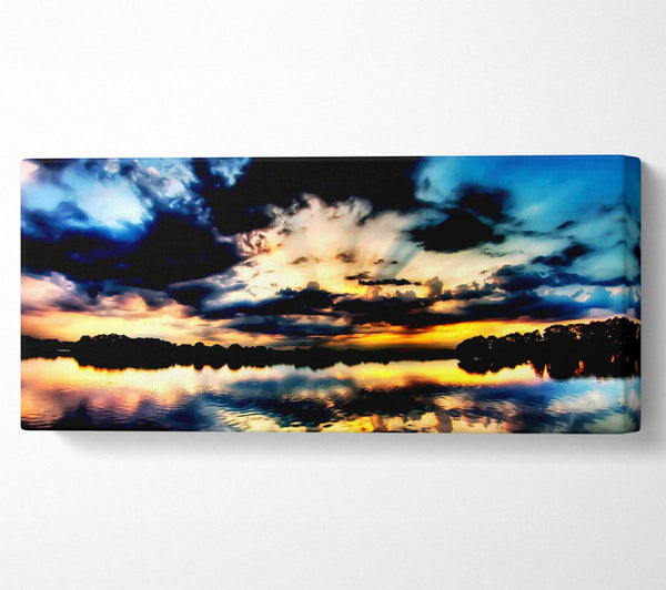 Wolkenformation im blauen Ozean