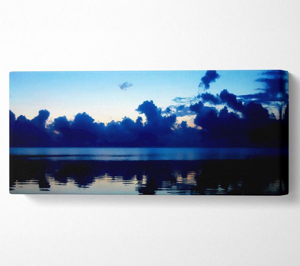 Blauer Ozeanhimmel bei Tagesanbruch