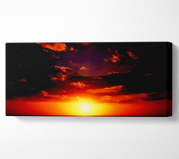 Sonnenuntergang durch die schwarzen Ozeanwolken